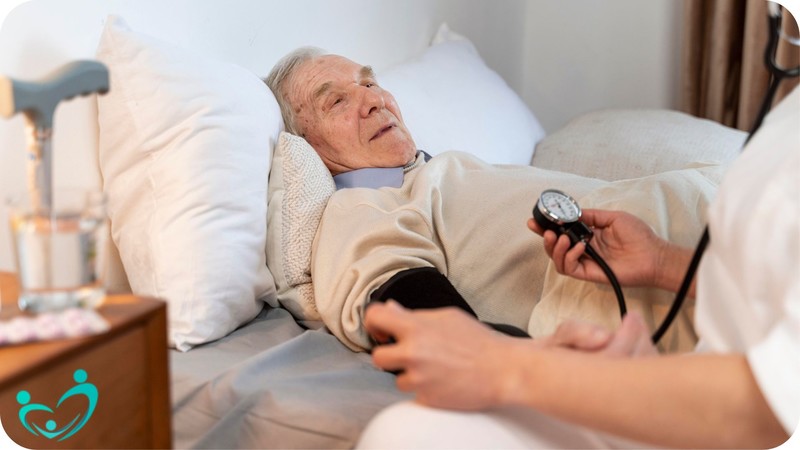چه عواملی خطر ابتلا به کم خونی در افراد مسن را تشدید می‌کنند؟