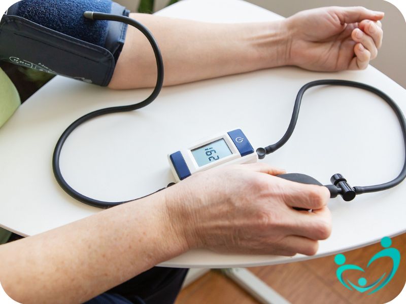 چه عواملی باعث بروز علائم فشار خون بالا در سالمندان میشوند؟