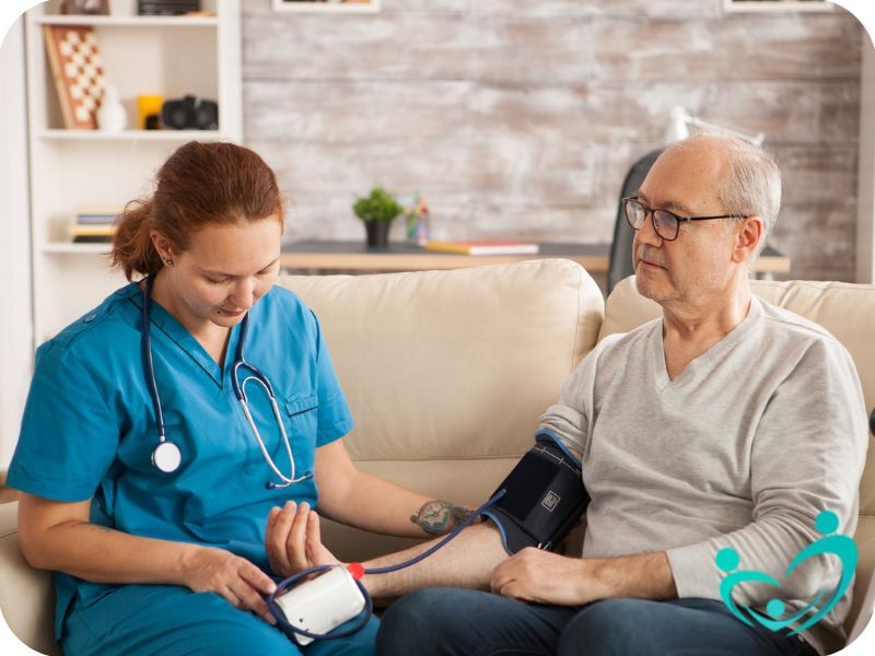 پرستار سالمند چه نقشی در کنترل علائم فشار خون سالمندان دارد؟